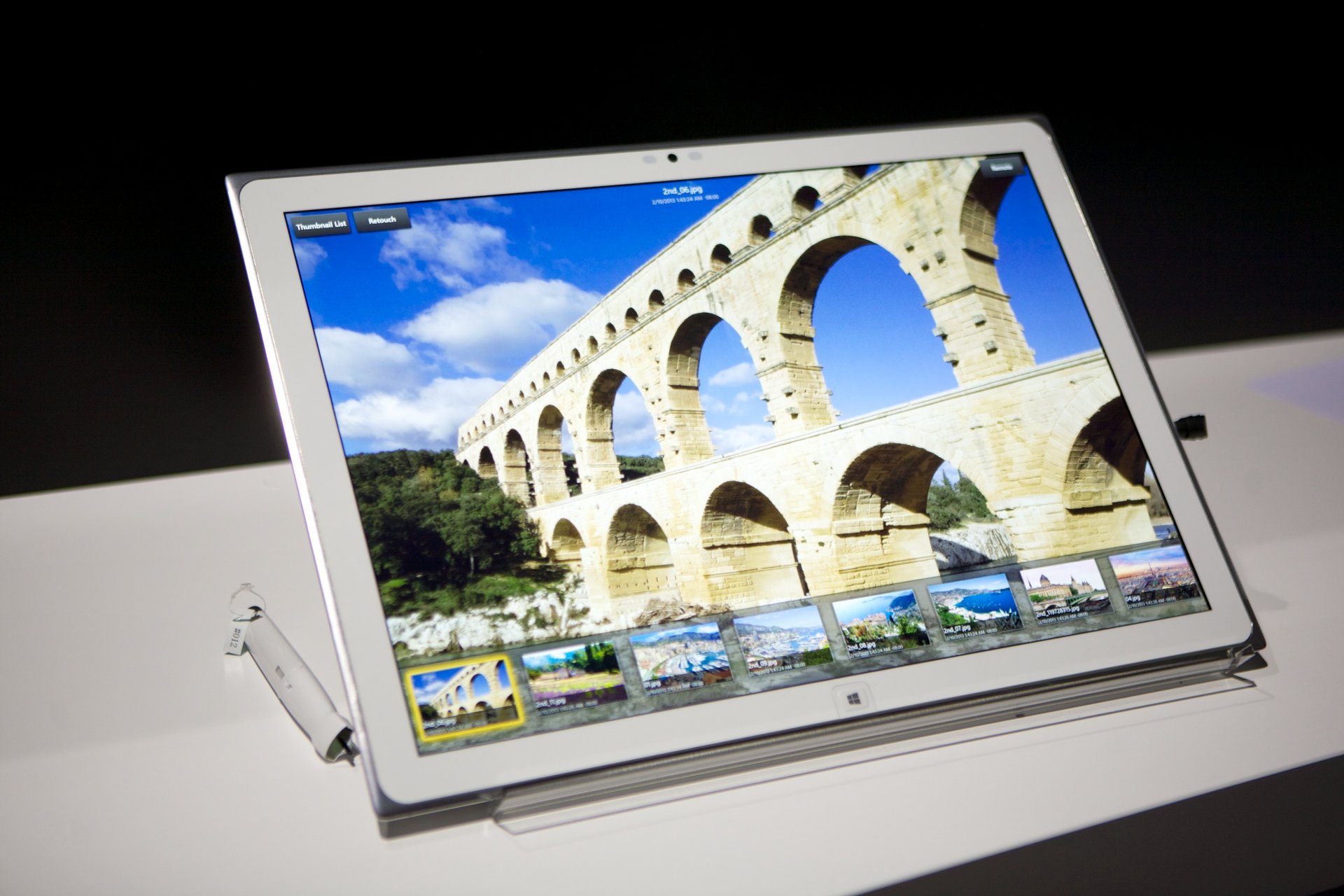 ... wie zum Beispiel das erste 20-Zoll 4K-Tablet. Ein echtes Männerspielzeug! 