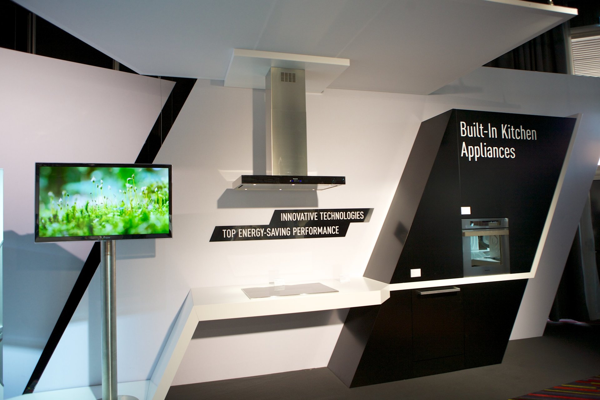 ... oder ganze Küchenaustattungen. Panasonic zeigt ein neues, sehr diversifiziertes Portfolio und überzeugt dennoch mit tollen Innovationen... 