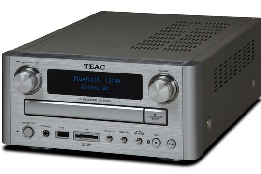 Neben Audio-CDs unterstützt der CR-H260i die Wiedergabe von
Audiodateien von SD-/SDHC-Karten sowie USB-Speichermedien und
ist kompatibel mit Audiodateien im MP3- und WMA-Format. 