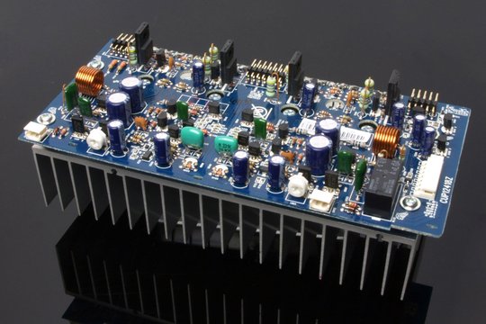 Der Verstärker des NP-H750 ist diskret aufgebaut. Die Elna Silmic Kondensatoren sollen für einen vollen und lebendigen Klang verantwortlich sein.