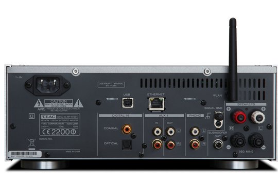 Für den Anschluss von Audioprodukten aus dem Heimbereich einschliesslich TV-Geräten ist der NP-H750 mit einer Vielzahl von Eingängen ausgestattet: Digitaleingänge (optisch/koaxial),
Phono-Eingang und analoge Cinch-Stereoeingänge.