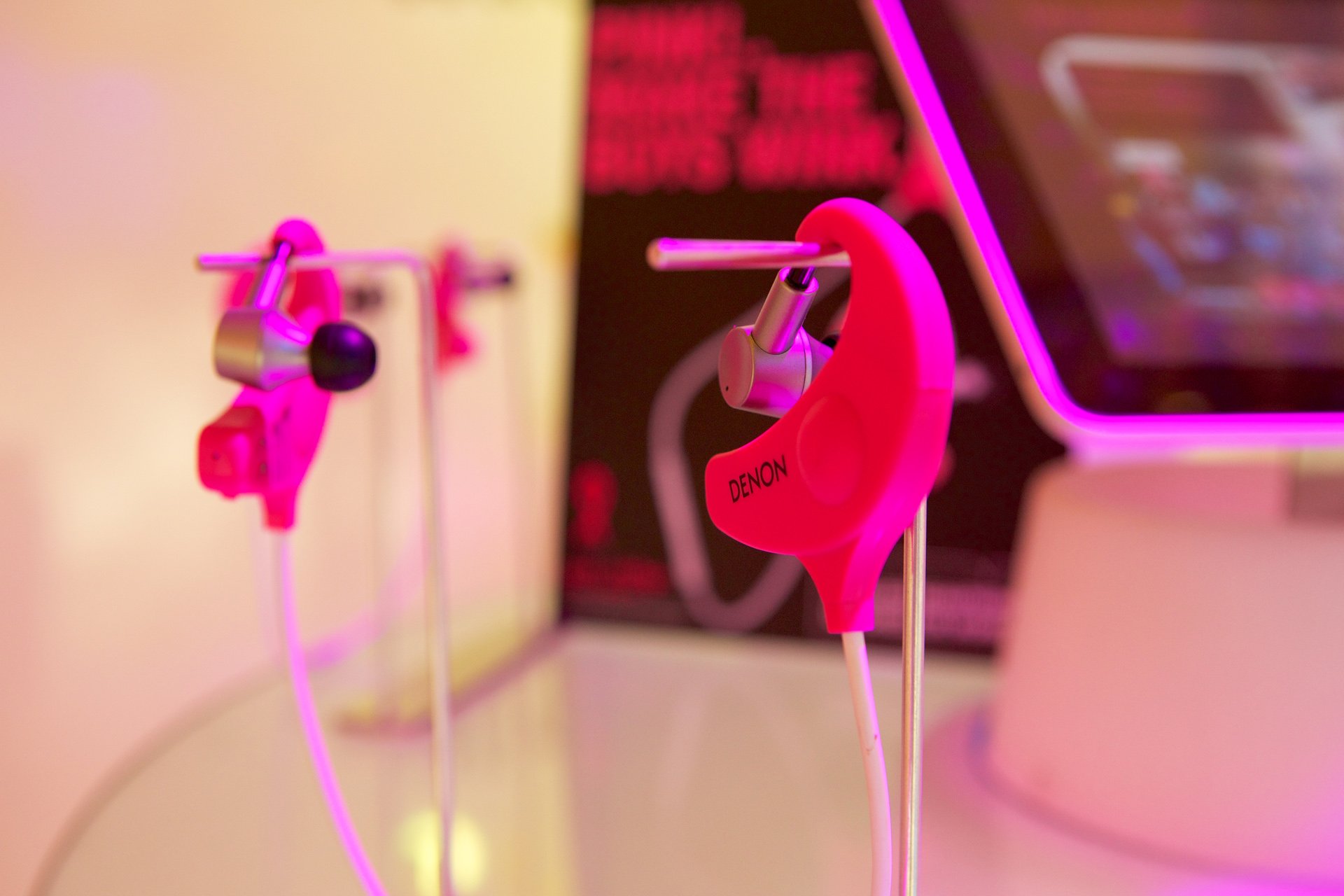 Wer es bunt mag, findet im Denon Lifestyle-Bereich Kopfhörer in allen Farben.