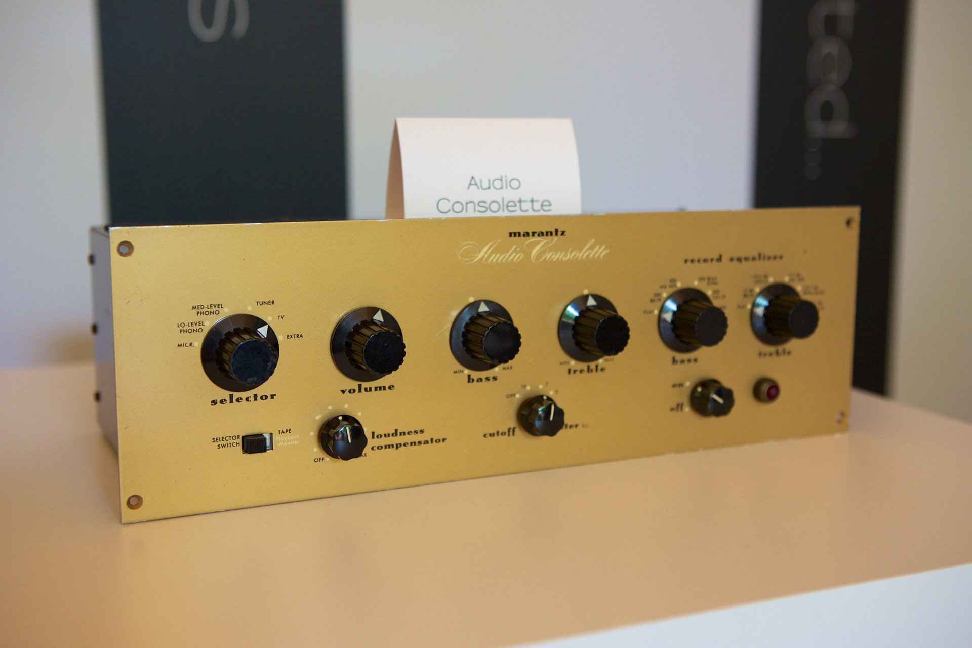 In der Ausstellung dazu wird die Entwicklung der Geräte aufgezeigt: Die Audio Consolette aus dem Jahr 1954... 