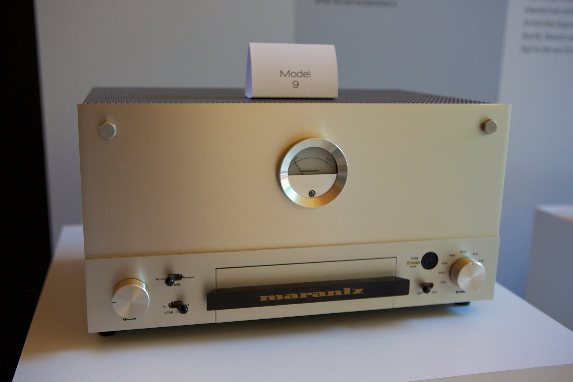 Der legendäre Monoverstärker „Model 9“ aus dem Jahre 1960 war das erste Gerät mit dem für Marantz typischen rundem VU-Meter.