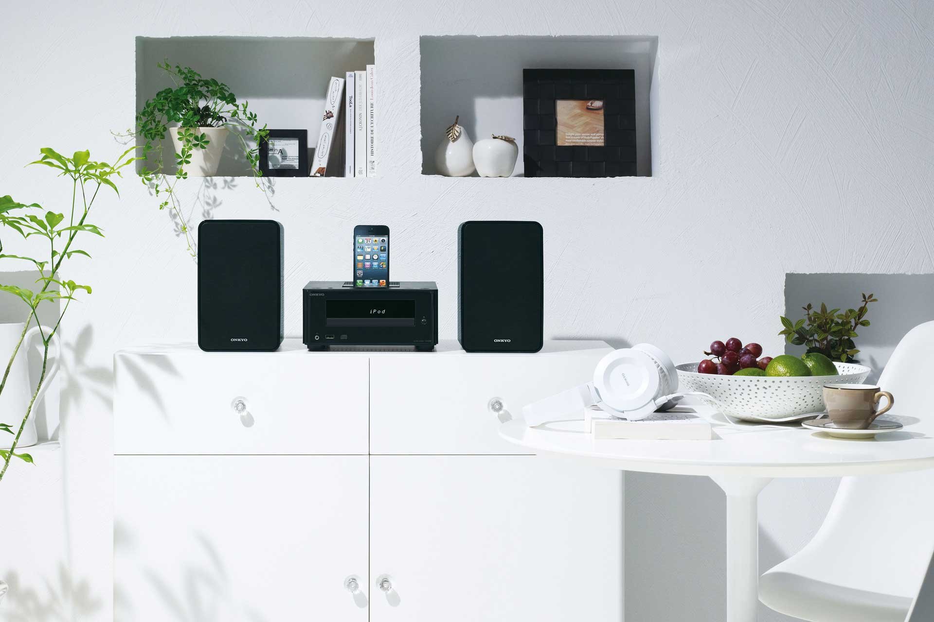 Der CD-Receiver ist äusserst kompakt: Seine Grundfläche hatte die Masse eines A4-Blattes. Die Lautsprecher 10 cm-Tieftöner
und einer 2 cm-Hochtonkalotte messen 13 x 21 x 17 cm (B x H x T).
