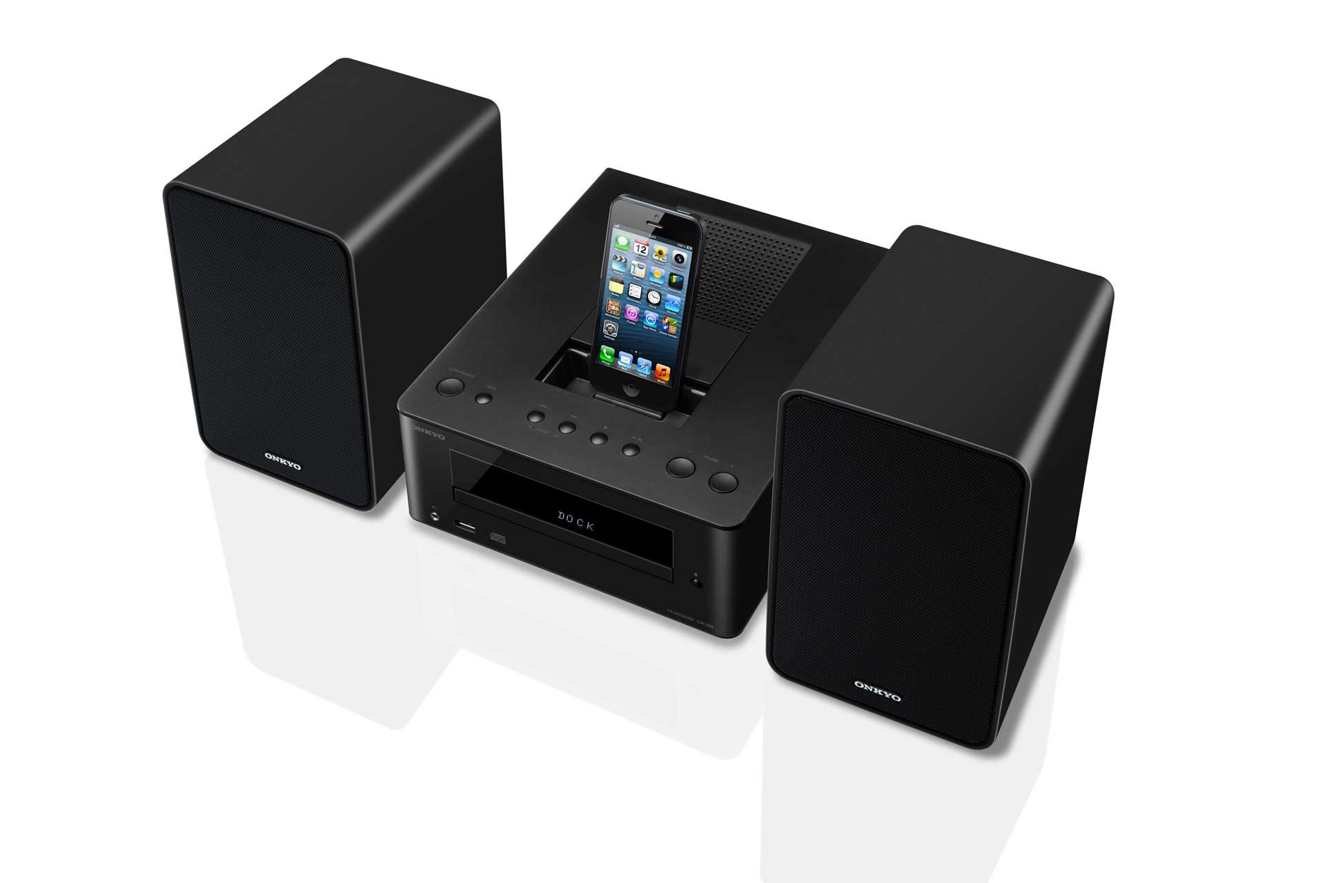 Die neusete Generation der Apple-Geräte wird in das Ladedock eingesetzt. Die Bedienung der Anlage erfolgt über die mitgelieferte Fernbedienung oder die Tasten auf der Geräteoberseite.