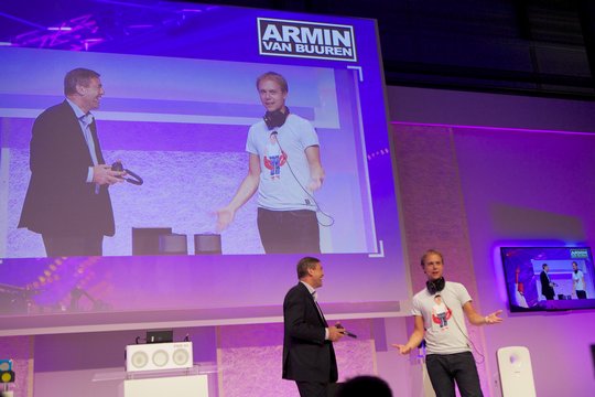 Und einer, der von Berufes wegen einen Kopfhörer trägt, der Star-DJ Armin von Buuren, durfte das M1X-DJ System präsentieren ...