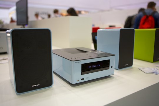 Onkyos CD-Receiver CR-255 ist neu auch in den Farben blau ...