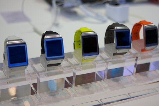 Und während Samsung mit seiner Smartwatch Galaxy Gear auf Smartphone am Handgelenkt setzt... 