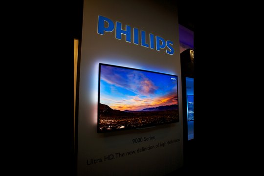 Die 9000er Serie von Philips hingegen ist zwar auch Ultra HD fähig, wird aber, sobald HDMI 2.0 offiziell als Standard für die Übertragung von 4K-Material gilt (bis zu 60p), ein Update benötigen. Dafür gibt es von Philips den UHD-Screen in einer fantastischen Grösse von 84 Zoll und mit Ambilight.