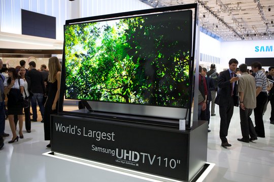 Noch etwas grösser und somit laut Hersteller „World’s largest“ UHD-Fernseher präsentierte Samsung den LED S9, welcher eine Diagonale von 110 Zoll oder 280 cm aufweist.