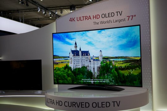 Mit 77 Zoll bringt LG immerhin den „world’s largest“ UHD Screen mit gebogener OLED-Technologie