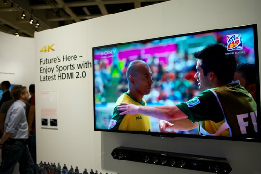Auch Sony’s UHD-Geräte sind HDMI 2.0 fähig, allerdings erst nach einem Update. Darum höchstens „world’s second“ HDMI 2.0 TV?.