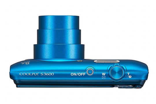 Das schlanke Gehäuse mit hochwertigem Finish der S3600 nimmt auch das NIKKOR-Objektiv mit optischem 8-fach-Zoom (25 bis 200 mm) auf.