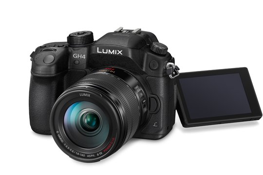 Die Lumix GH4 besticht durch ihre Features für Foto und Video. Der 7,5 cm (3 Zoll)-OLED-Monitor mit 100 Prozent-Bildfeld im 3:2-Format und einer Auflösung von 1'036'000 Bildpunkten lässt sich um 180° ausklappen und um 270° drehen.