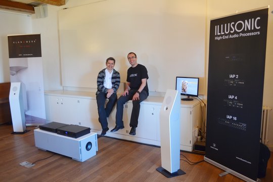 Markus Thomann und Christof Faller präsentierten mit Klangwerk-Lautsprechern und dem Illusonic Audio Prozessor wie selbst aus einer Stereo-Aufnahme ein verblüffender Surroundsound generiert werden kann.