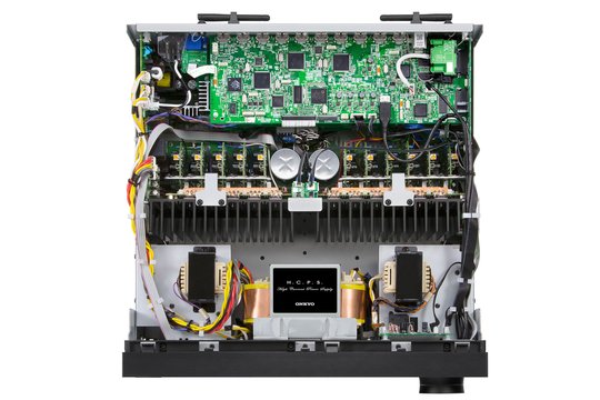 Ein Blick ins Innere des TX-NR3030. Die Einheiten für Signalverarbeitung und Verstärkung sind getrennt aufgebaut. Nebst dem Transformator für hohe Ströme besitzt der Receiver eine getrennte Stromversorgung für die Audio- und Videoverarbeitung.