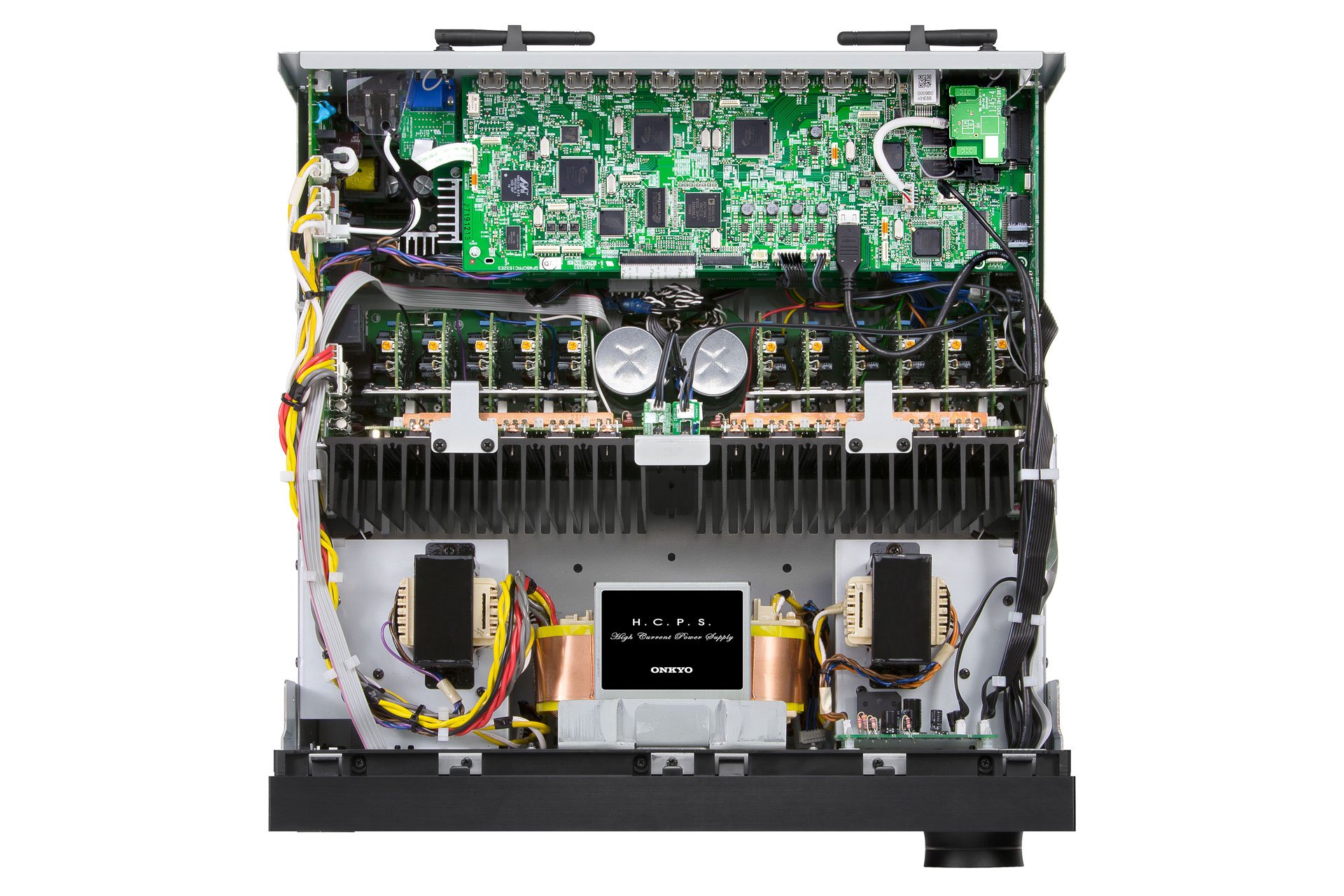 Ein Blick ins Innere des TX-NR3030. Die Einheiten für Signalverarbeitung und Verstärkung sind getrennt aufgebaut. Nebst dem Transformator für hohe Ströme besitzt der Receiver eine getrennte Stromversorgung für die Audio- und Videoverarbeitung.