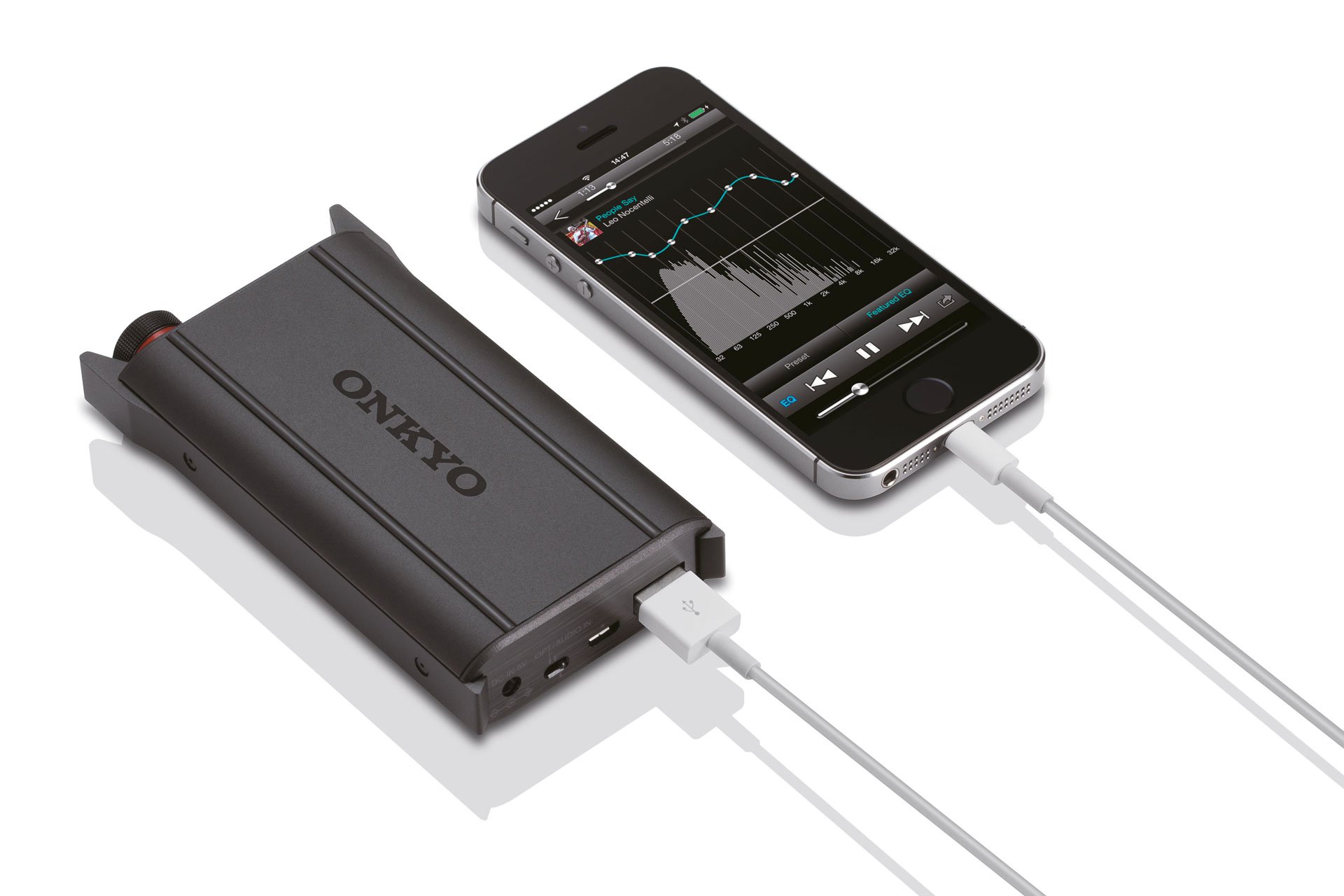 Der DAC-HA200 unterstützt über USB eine direkte digitale Verbindung zu iOS-Geräten mit Lightning-Schnittstelle. Mit der App HD Player Pack kann Musik in den Formaten FLAC und WAV mit
96 kHz/24 Bit sowie DSD mit 5,6 MHz wiedergegeben werden.