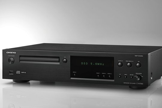 Der C-N750 von Onkyo verbindet die CD-Wiedergabe mit aktuellen Streaming-Möglichkeiten. Die CD-Sammlung wird so nicht obsolet, dennoch hat man Zugang zum trendigen und gut klingenden Hi-Res-Audio.
