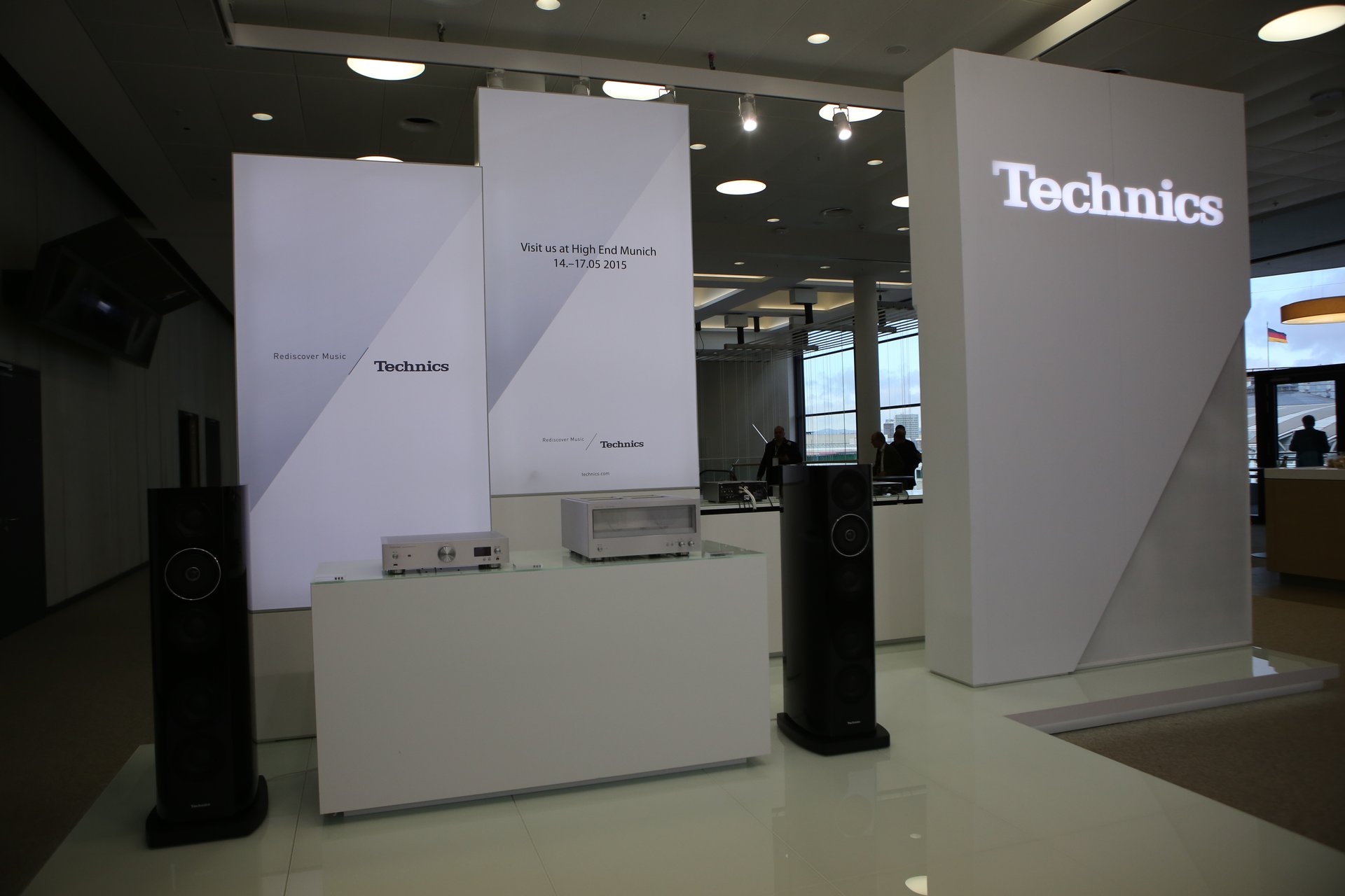Genug der Kulinarik. Zurück zur Stimulation anderer Sinne: Mit Technics hat Panasonic an der IFA 2014 eine Trendmarke im Audiobereich wieder auferstehen lassen.