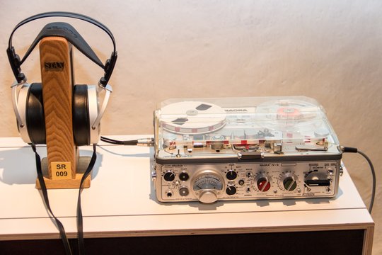 Dank Pawel Acoustics sind die Stax Kopfhörer wie der SR009 in der Schweiz wieder erhältlich. Eine Augenweide ist das Nagra IV-S. - eines der ersten professionellen mobilen Stereo-Aufnahmegeräte aus den frühen Siebzigern.