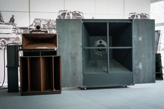 Silbatone präsentierte die eindrücklichen Cinema System Lautsprecher von Western Electric aus dem Jahr 1932 mit ihrer Röhren-Elektronik. 2 Watt reichen für 200 Leute...