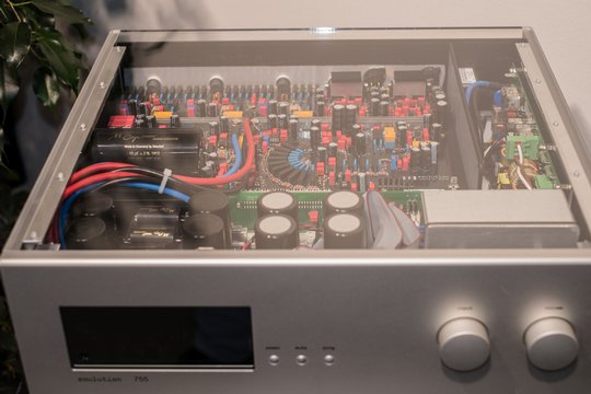 Die Glasplatte auf dem neuen 755 Phonovorverstärker von Soulution gewährt nur für Demo-Zwecke Einblick in das Gerät der Superlative.