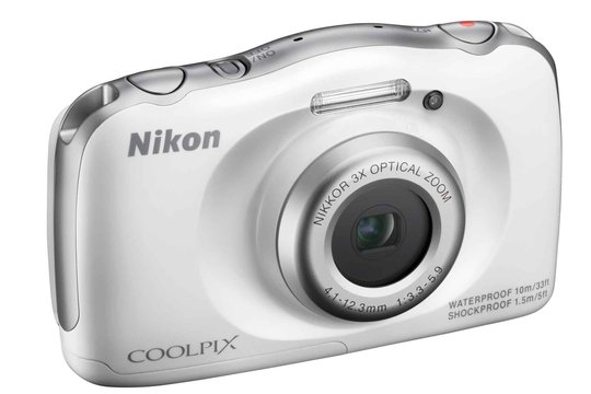 Die Coolpix S33 von Nikon ist eine einfachere Kamera, eignet sich aber auch für abenteuerliche Unternehmungen, da sie bis 1,5 m stosssicher ist, bis -10 °C frostsicher und bis 10 m unter Wasser aushält. Sie verfügt sogar über eine Unterwasser-Gesichtserkennungsfunktion. Das Zoom vergrössert optisch bis 3-fach.