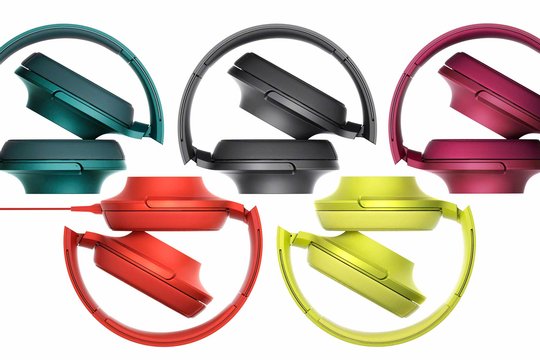 „Single-Shape-Design“ nennt Sony die Bauweise der Kopfhörer mit wenig sichtbarem Übergang zwischen Kopfbügel und Gehäuse Für den Transport lässt sich das Kabel abnehmen und der Kopfhörer zusammenklappen.