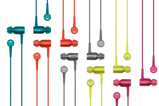 Erhältlich in den satten Farbtönen Blau, Rot, Schwarz, Gelb und Pink, bieten die h.ear-Hörer einen 9 mm-Treiber, der bis 40 kHz wiedergibt, also Musik hochaufgelöst spielt.