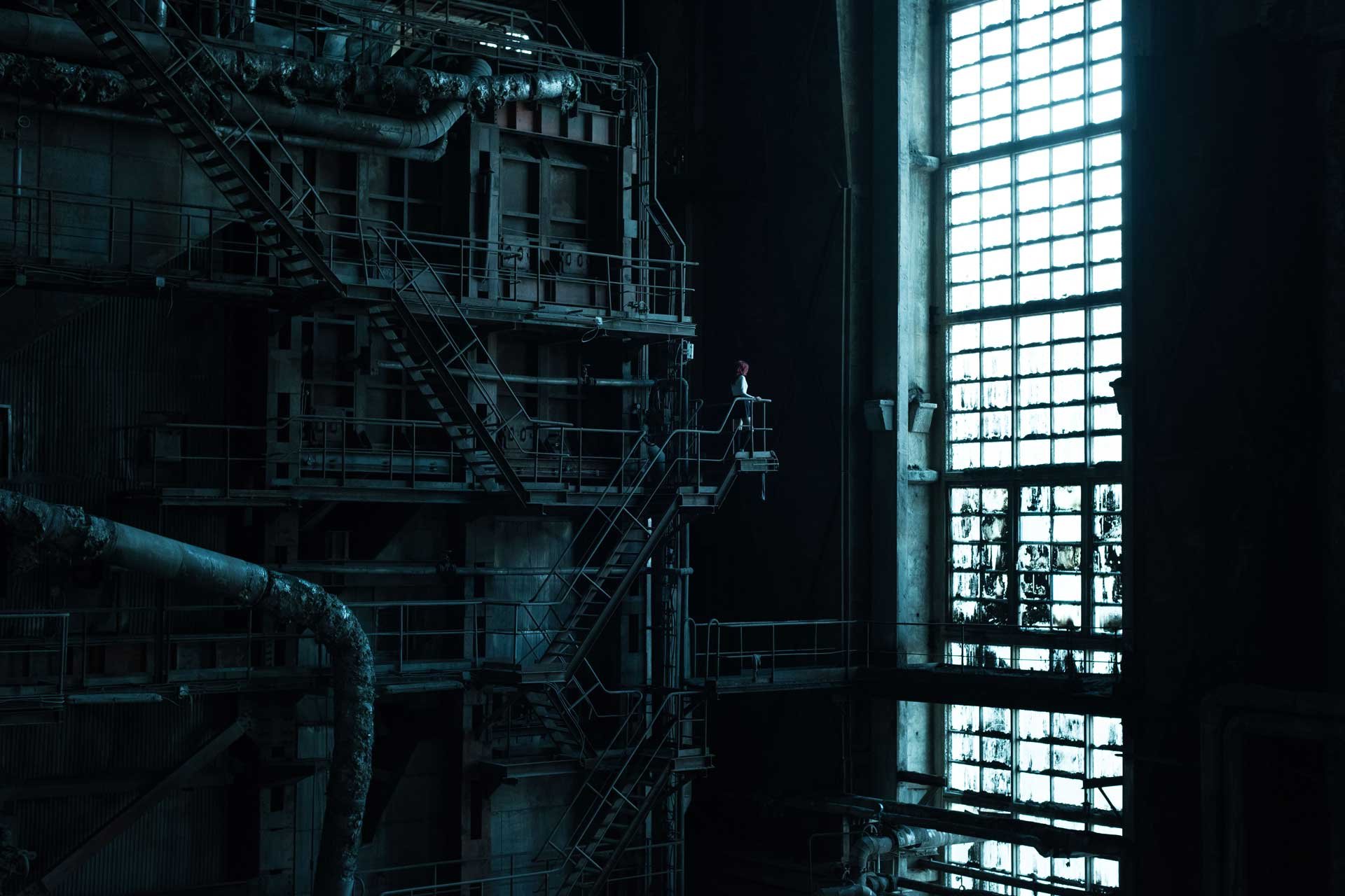 Der Eine: Dieses Bild zeigt das Innere des verlassenen Kraftwerks unweit von Budapest. Der Ort beeindruckt durch seine riesigen Massstäbe, die zurückgelassenen Maschinen überall und eine starke, eindringliche Atmosphäre.
