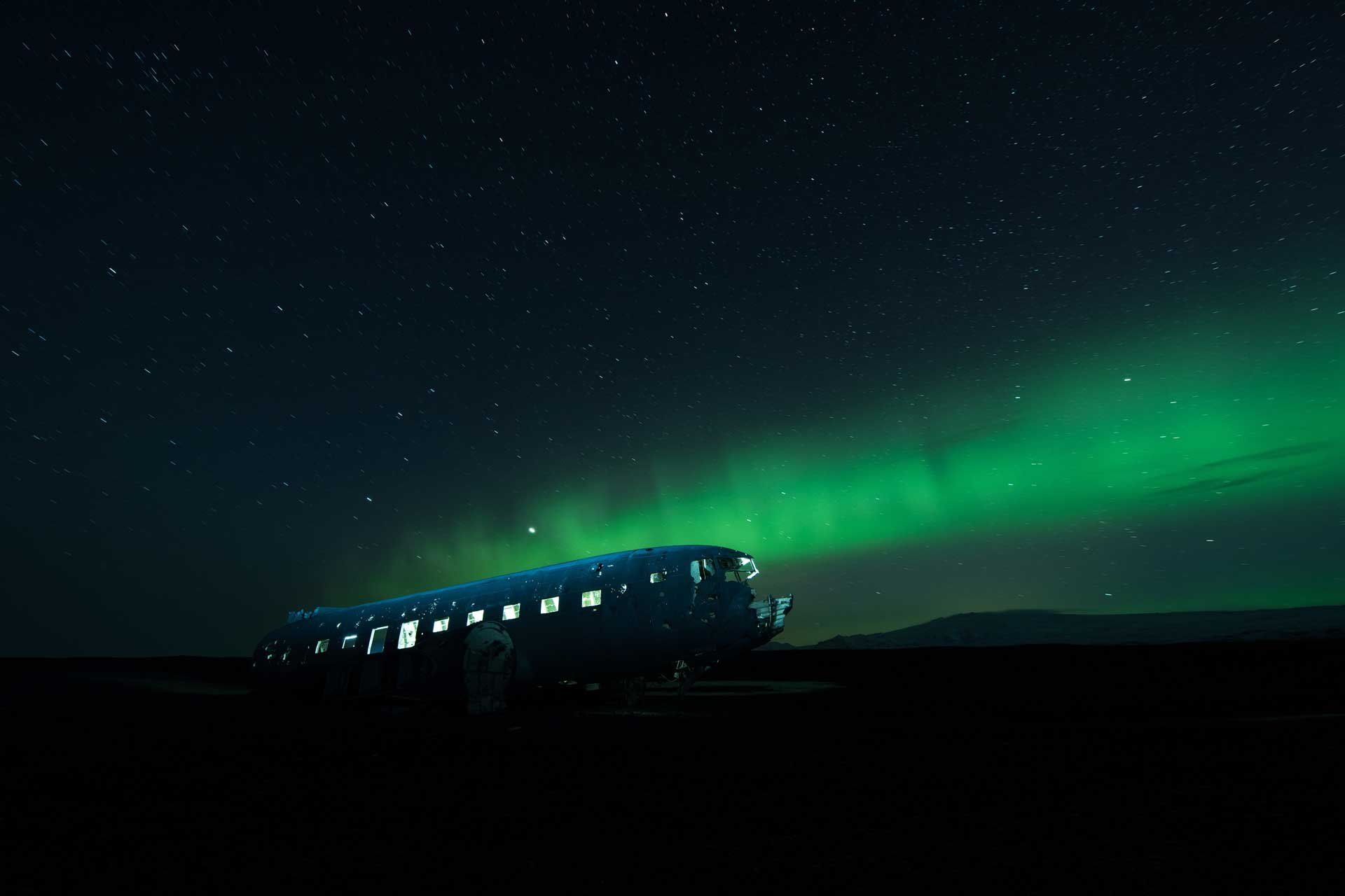 Nächtliche Seelen: In einer verlassenen Gegend an der isländischen Südküste liegt dieses längst vergessene Flugzeugwrack einer Douglas DC-3. Das Bild wurde mit einer Belichtungszeit von 90 Sekunden und etwas Licht im Innenraum des Flugzeugs aufgenommen.