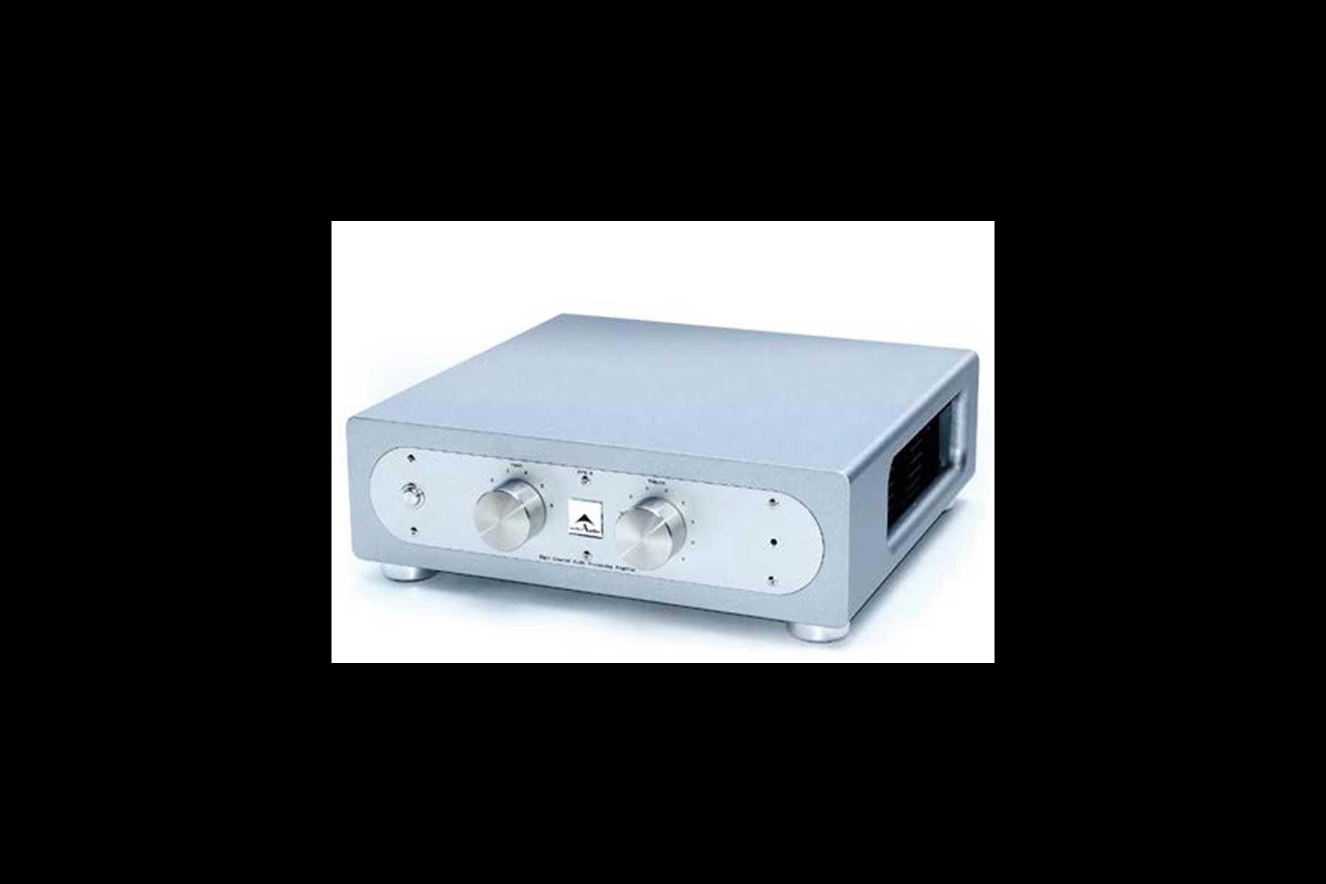 Der Activ Audio APA-8 ist ein Vorverstärker mit sechs Analog-Eingängen, zwei 4-Kanal-Signalprozessoren und zwei 4-Kanal-Endstufen mit je 200 Watt Leistung – alles in einem Gehäuse auf kleinstem Raum und kanalgetrennt aufgebaut. Der DSP arbeitet grundsätzlich als Frequenzweiche mit diversen Filtertypen bis 96 db/Okt. Steilheit. 