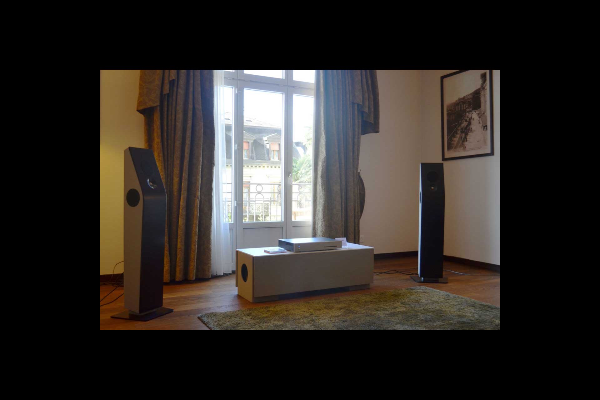 Klangwerk stellt den AVAA im Breakout Room III vor. Der Active Velocity Acoustic Absorber des Schweizer Herstellers von Studiomonitoren PSI Audio hat die Grösse eines kleineren Subwoofers, wird in die Raumecken gestellt, von wo aus er die Raummoden effizient bedämpft. 