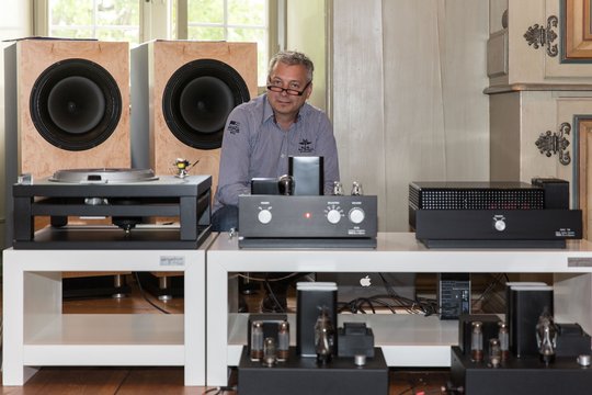 Der Soundaholic Günter Tobian baut komplette Musikanlagen, handwerklich perfekt und klanglich einzigartig. Er führt im grossen Schlossraum ein grosses System vor, rund um ein 15-Inch-Koaxial-Chassis in einem Backloaded-Horn.