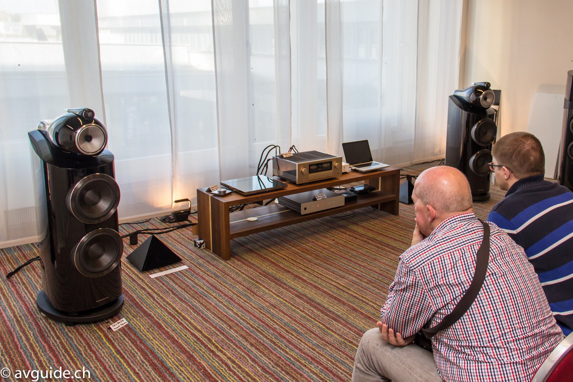 Sicherlich ein Star der Show. Die Bowers & Wilkins 800 D3. Ein beeindruckender Ausnahmelautsprecher in Sachen Transparenz und Analytik. Gegenüber dem Vorgänger wurden 600 (!) Details verbessert. Versorgt vom Accuphase-A-36-Vollverstärker mit 2 mal 30 Watt in reiner Klass A.