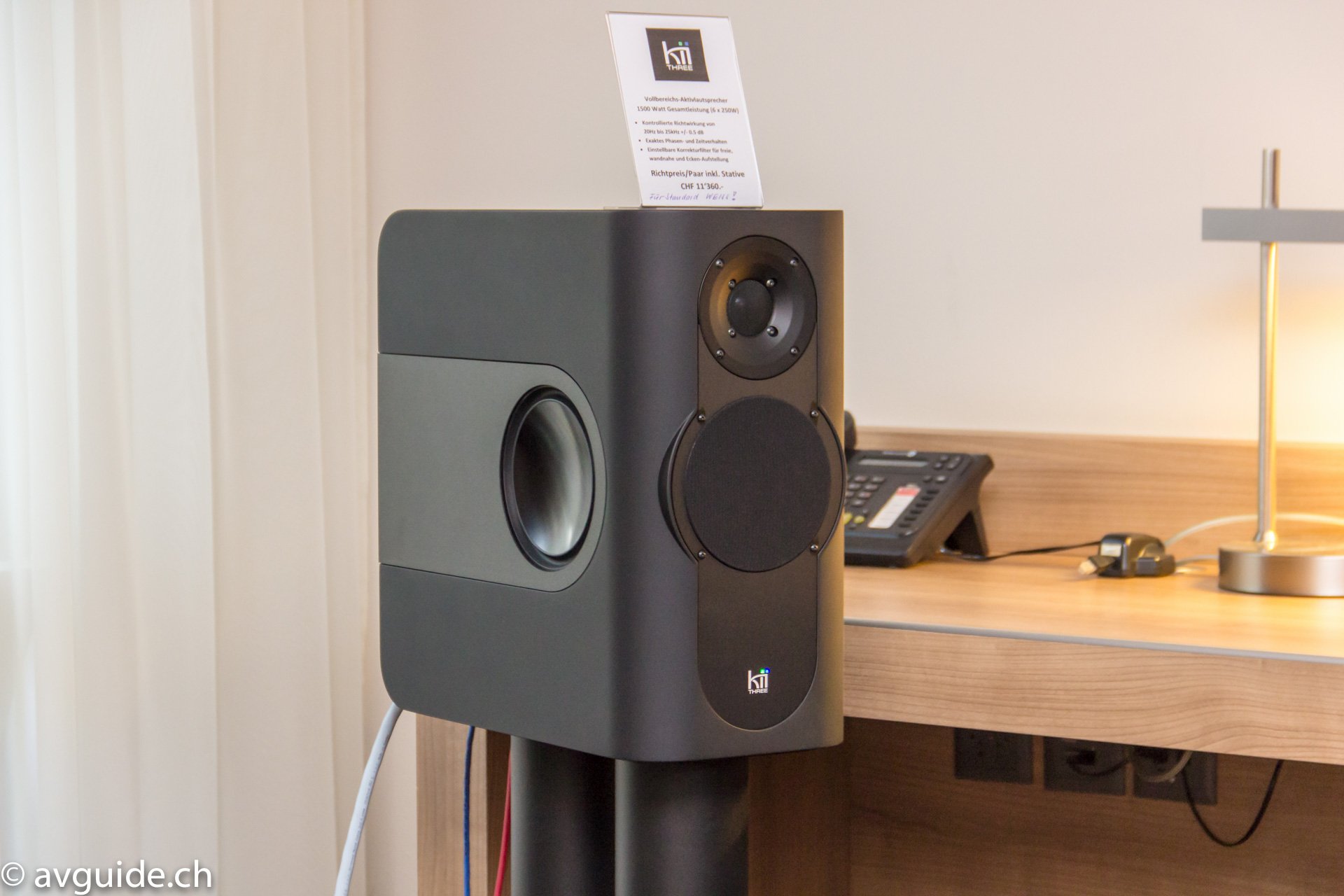 Einen ganz anderen Weg geht Kii Audio. Dank Optimierung über Signalprozessoren erreicht man einen resonanzfreien Tiefbass ohne grosse Treiber und mit kleinem Gehäuse.