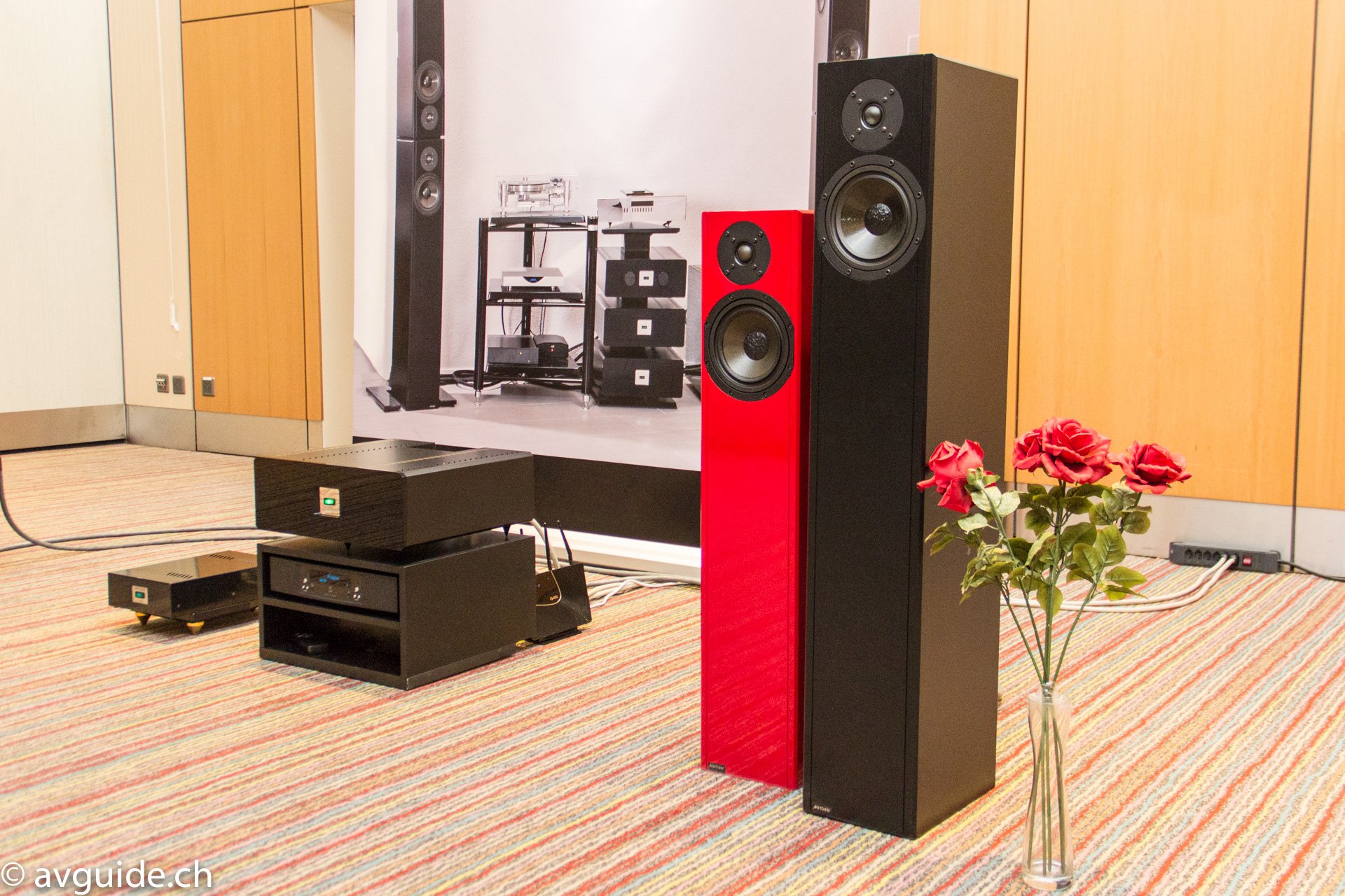 Freddy Gassmann entwickelt und produziert seit Dekaden in Biel unter dem Namen Avantgarde hochwertigste Swiss-Audio-Produkte. Neu die Endstufe A1 3000 in Dual-Mono-Bauweise. Im Bild mit den Studietta-Lautsprechern.