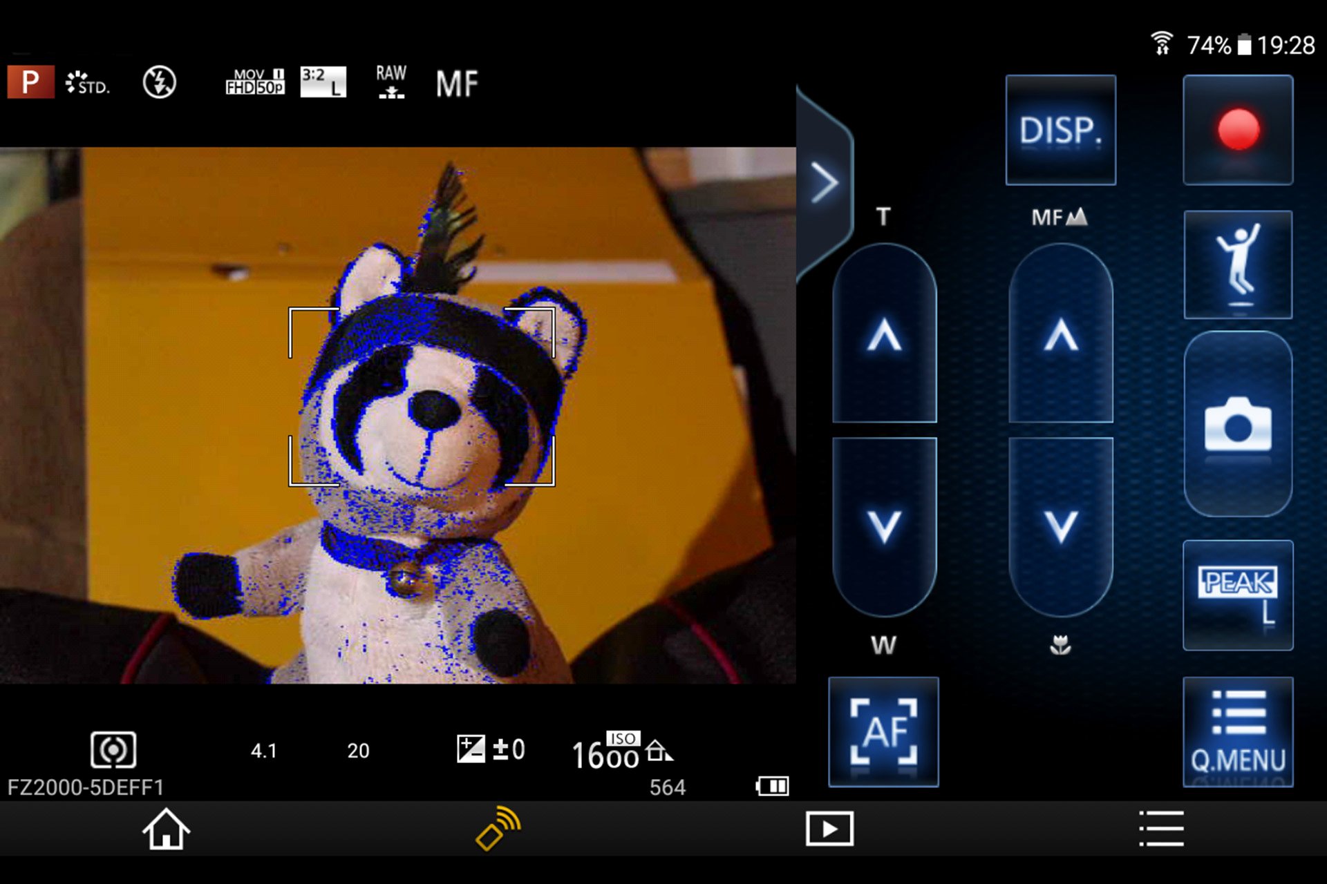 Drahtloses manuelles Fokussieren mittels Panasonic Image App. Die blaue Kantenbetonung, das "Peaking", ist eingeschaltet und erleichtert die Scharfstellung.