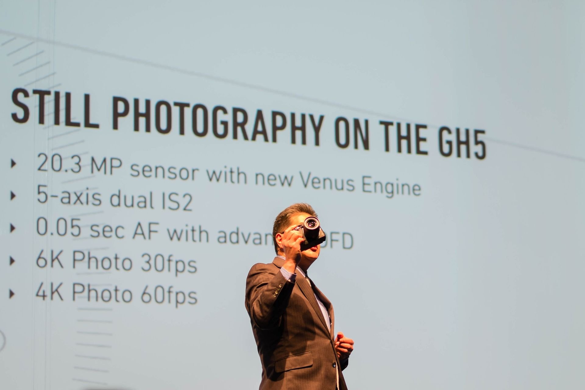 Panasonic zeigt die brandneue LUMIX-GH5-DSLM-Kamera. Sie ermöglich weltweit erstmals Aufnahmen in 4K 60p/50p und 4K 30p 4:2:2 10 Bit.