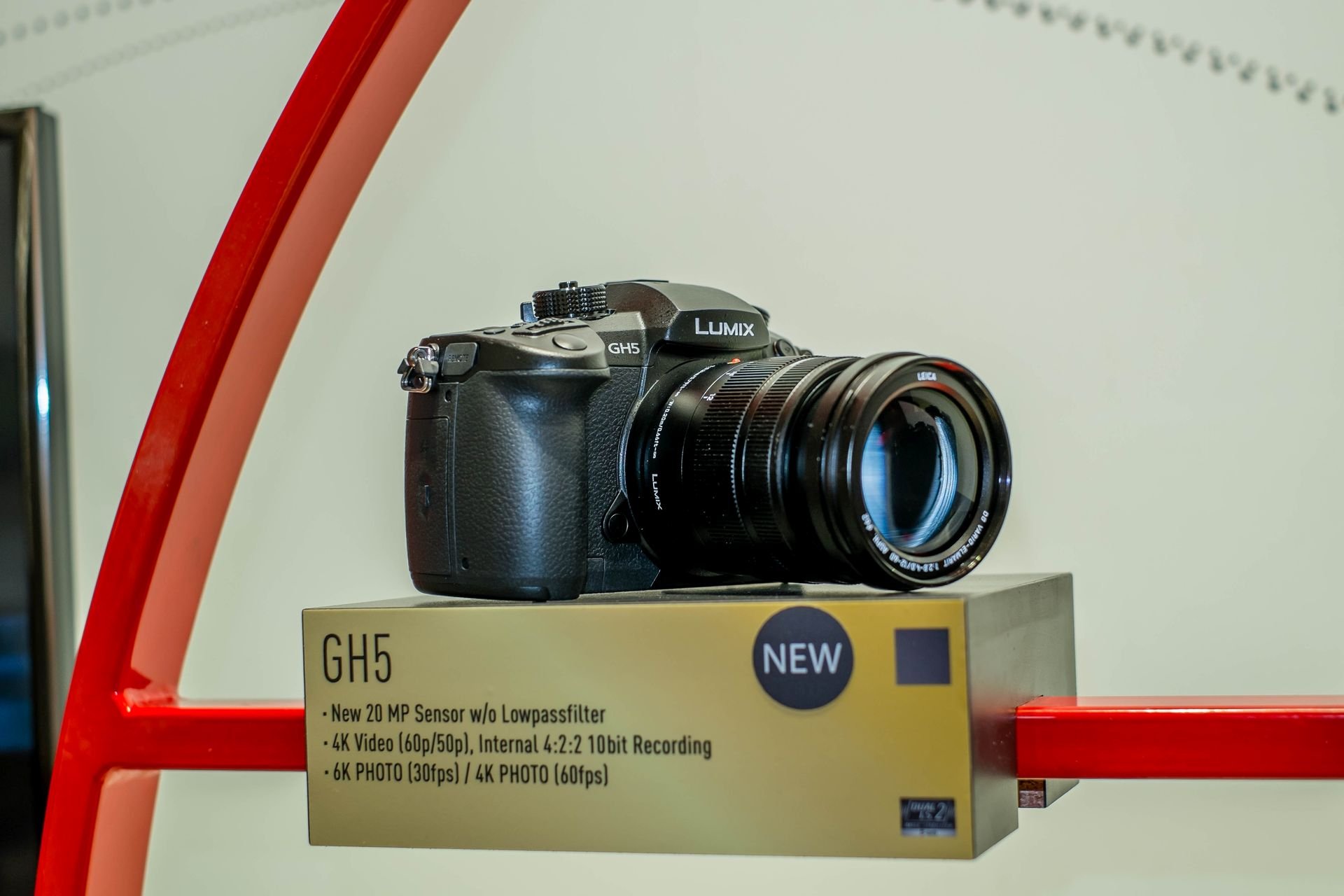 Die brandneue LUMIX GH5 DSLM: Sie ermöglich weltweit erstmals Videoaufnahmen in 4K 60p/50p und 4K 30p 4:2:2 10 Bit.