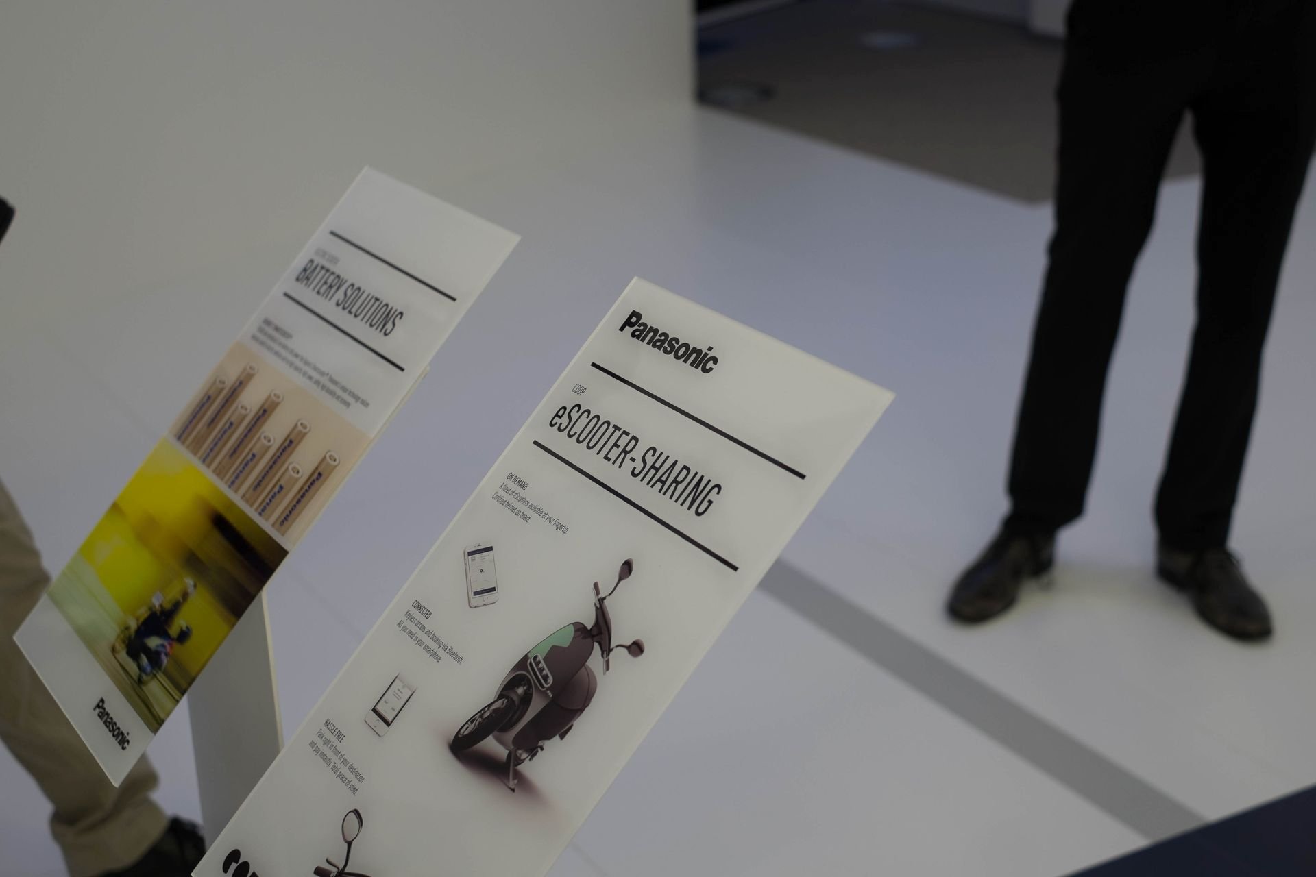 Zu Panasonics Smart-Cities-Initiative gehört auch ihr Beitrag zu "Scooter Sharing". Eine Flotte von Elektro-Motorrollern, die per App gebucht werden können, sind ausgerüstet mit Li-Ionen-Akkus von Panasonic.
