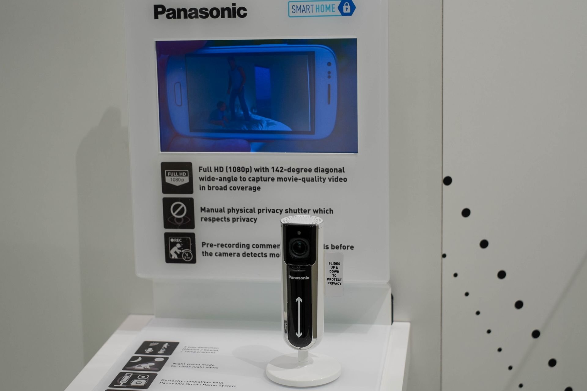 KX-HNC800: Die neue Überwachungskamera erlaubt Full-HD-Überwachung bis zu einem Winkel von 142° und einer Aufnahmezeit von 145 Stunden. Mit einem Schieber kann man die Optik abdecken. So erhält man Privatsphäre, ohne dass man das Gerät ausschalten muss.