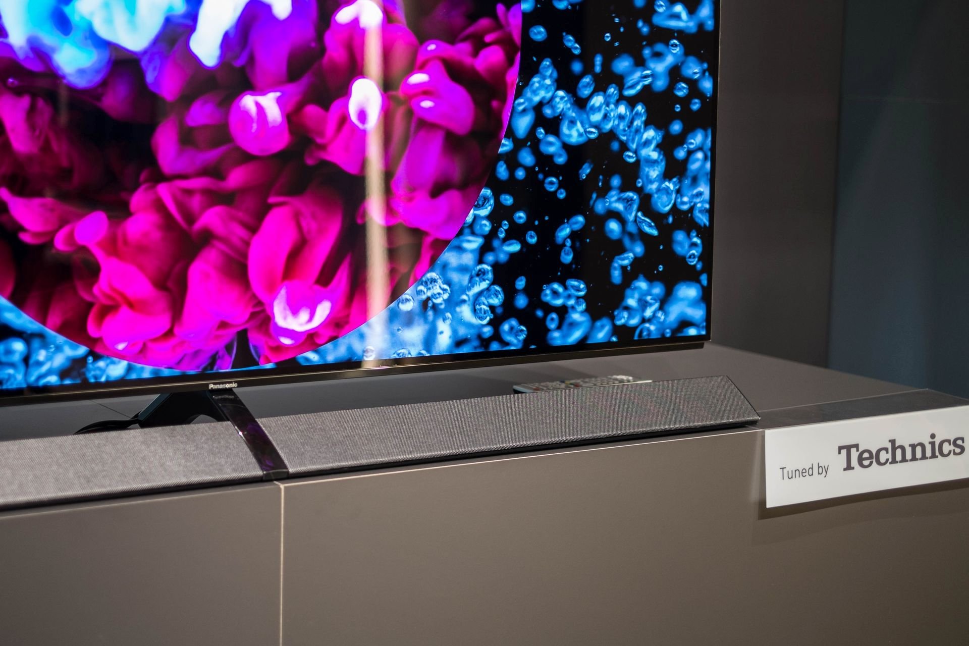 Bei den OLED-TVs kommt der formschöne und beeindruckend klingende Dynamic Blade Speaker zum Einsatz. Dahinter stehen die Kollegen von Technics.