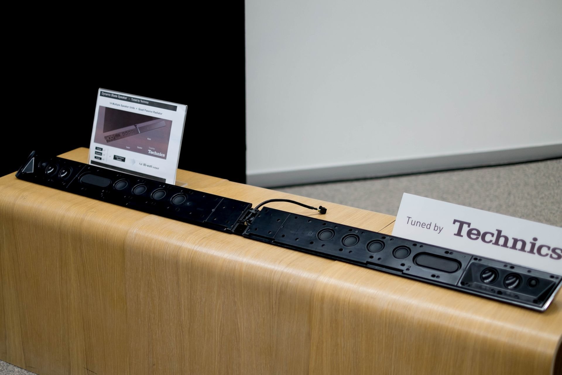 Der neue Dynamic Blade Speaker ist eine beeindruckende Soundbar. Entwickelt wurde sie von Technics.