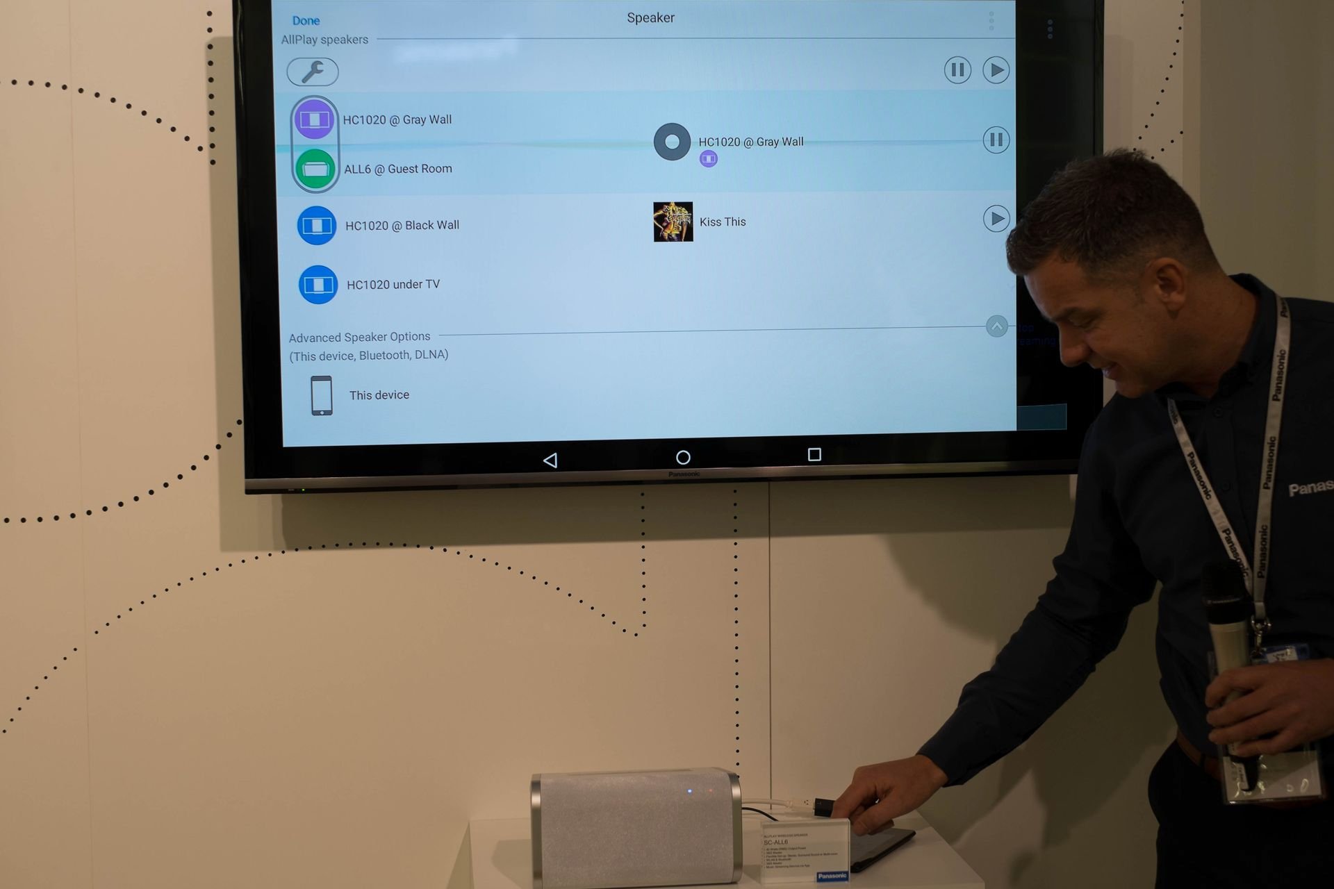 Demonstartion der Verknüpfung von Multiroom-Komponenten mit der App.