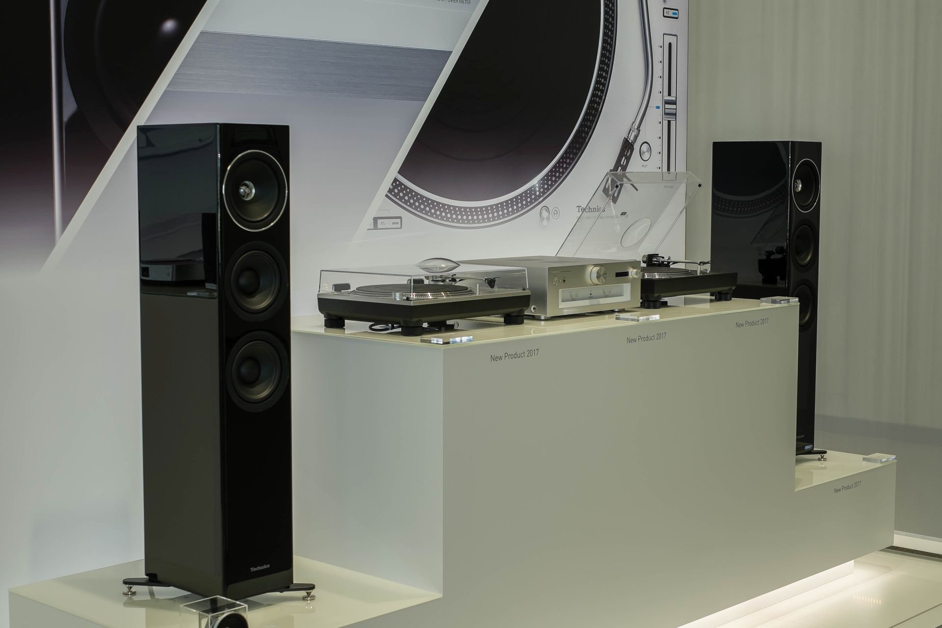 Die Technics-Neuheiten auf einen Blick: Neuer Plattenspieler, neuer Vollverstärker und neue Lautsprecher.