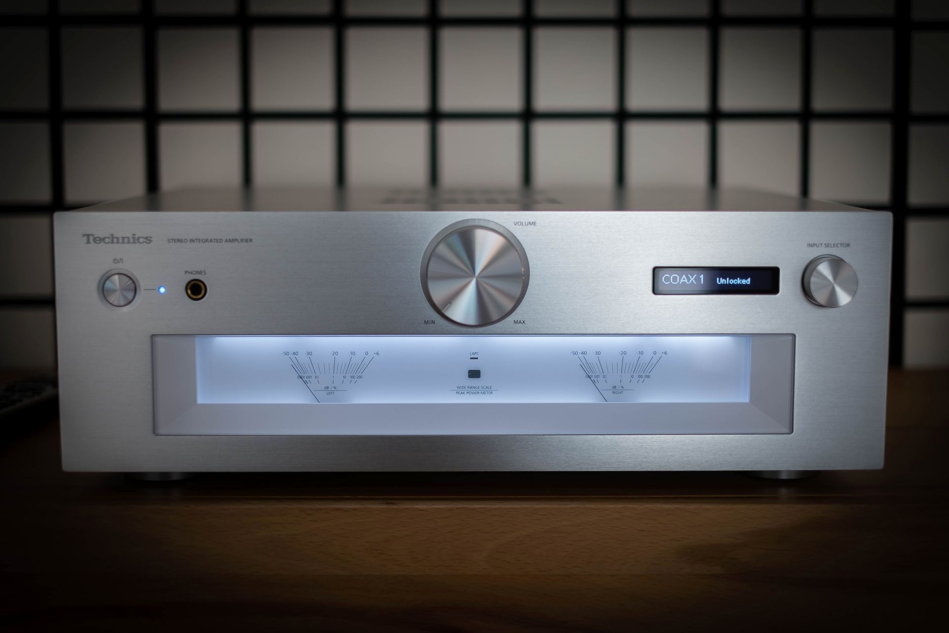 Die Verbindung klassischer Designelemente mit moderner Aufgeräumtheit überzeugt. Die VU-Meter sind nicht wirklich zweckmässig, aber sie visualisieren den Fluss der Musik.