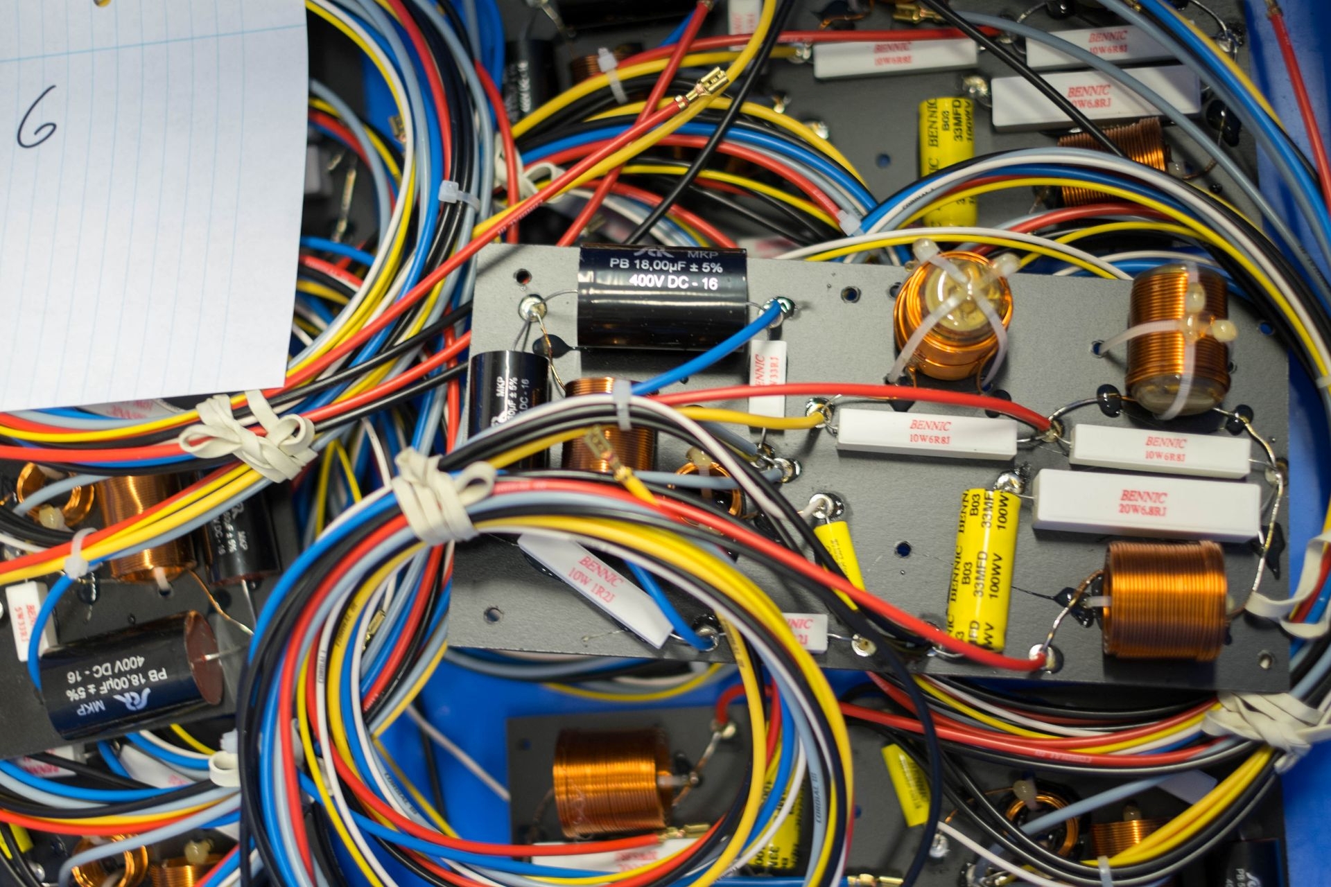 Fertig assemblierte Frequenzweichen auf Karbon-Substrat ausgeführt.